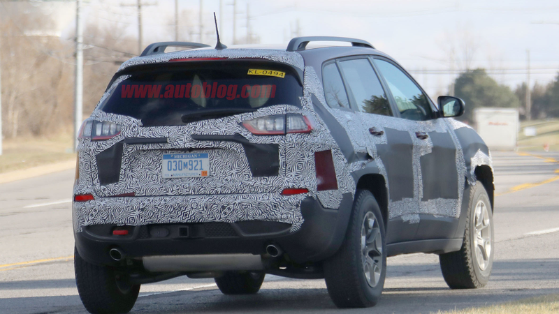 Illustration for article titled Autoblog has pics of a less-camouflaged, de-stupefied 2019 Jeep Cherokee